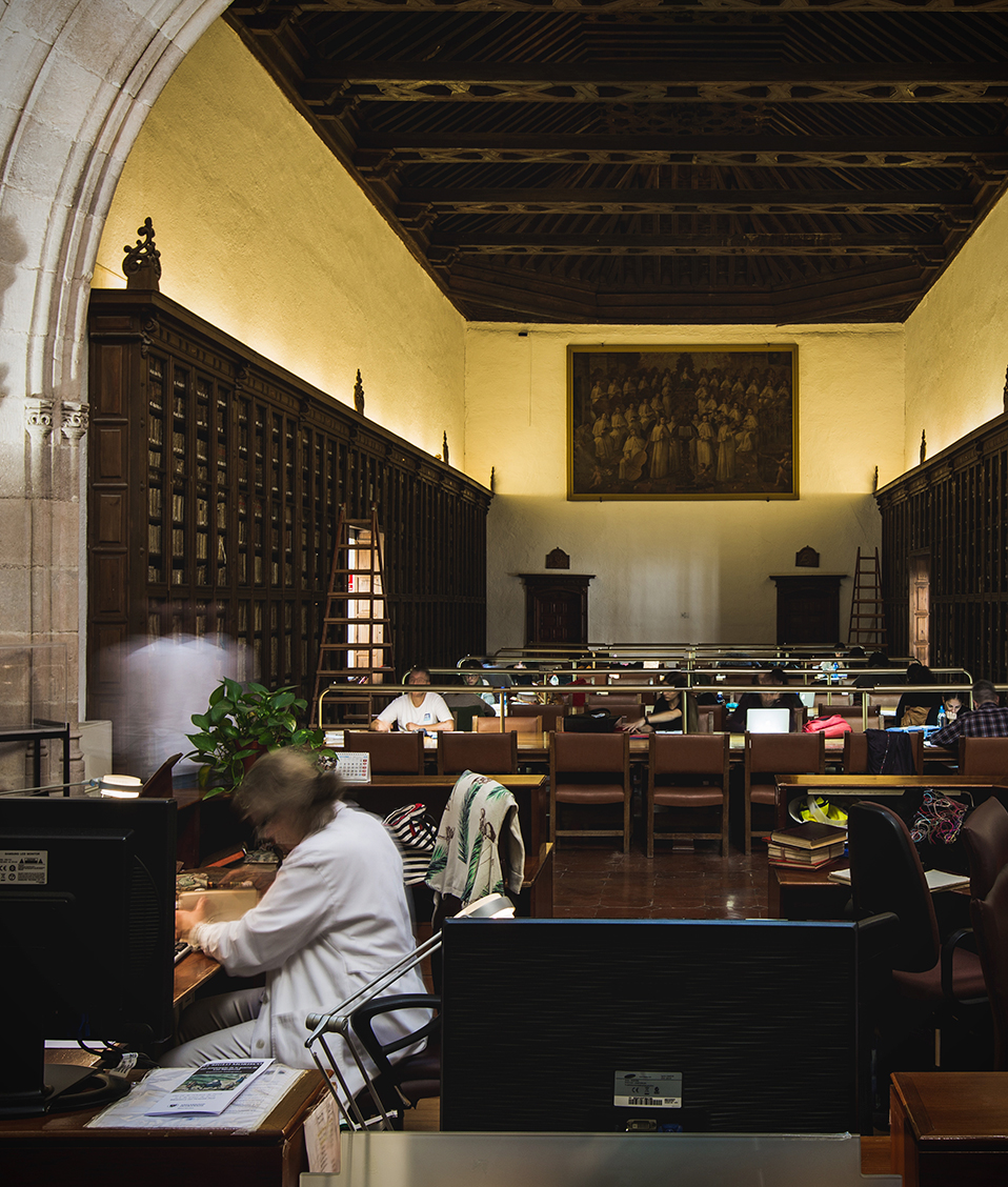 Sala de estudio de la biblioteca del Hospital Real con estudiantes y personal de la biblioteca